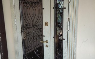 стальная двустворчатая дверь белого цвета в загородный дом