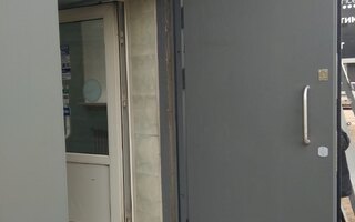 двустворчатая дверь с верхней вставкой - внутренняя сторона с доводчиком