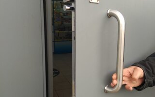 двустворчатая дверь с верхней вставкой и двумя сувальдными замками