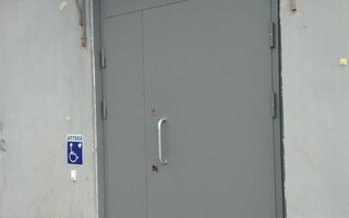 двустворчатая дверь с верхней вставкой и серым порошковым покрытием
