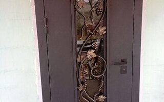 входная металлическая дверь с тройным стеклопакетом и кованой защитной решеткой