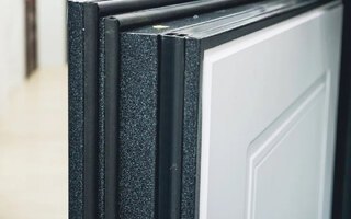 трехконтурное уплотнение стальной двери