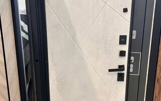 стальная дизайнерская дверь в квартиру
